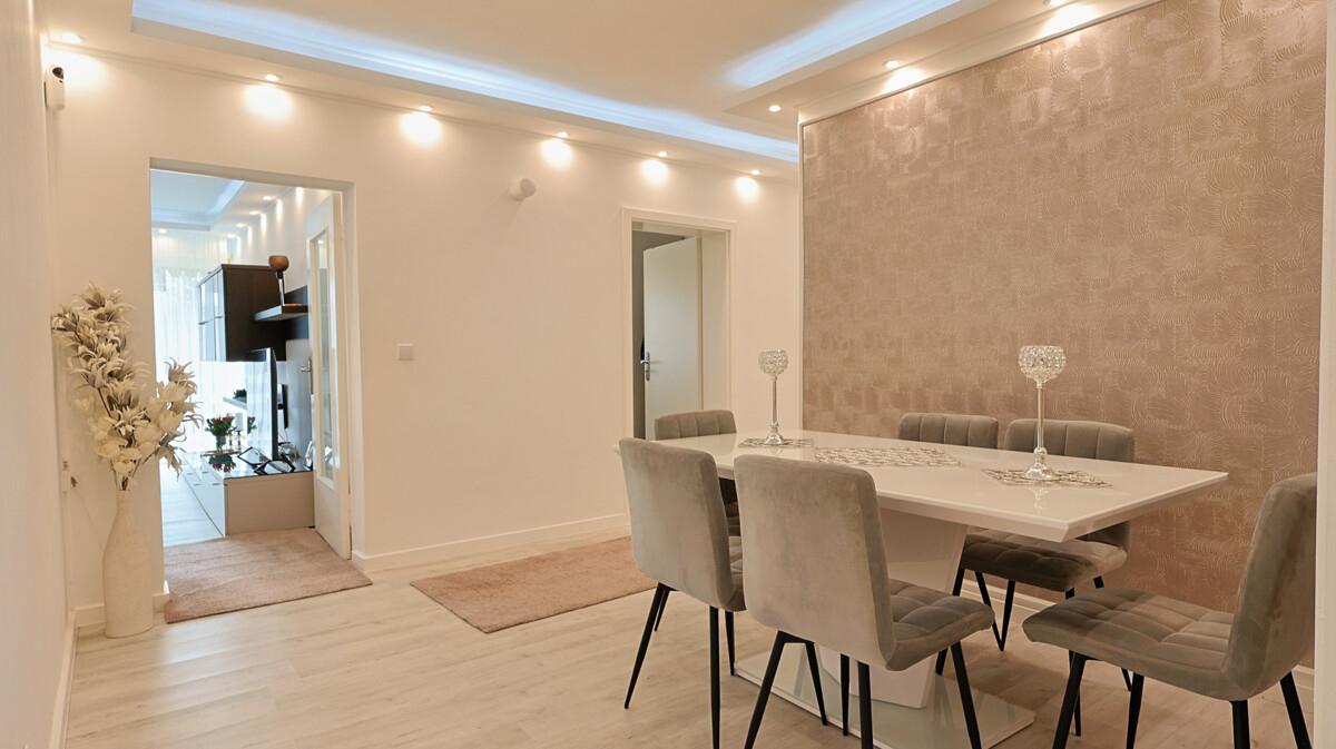 Diele mit zentralem Essbereich