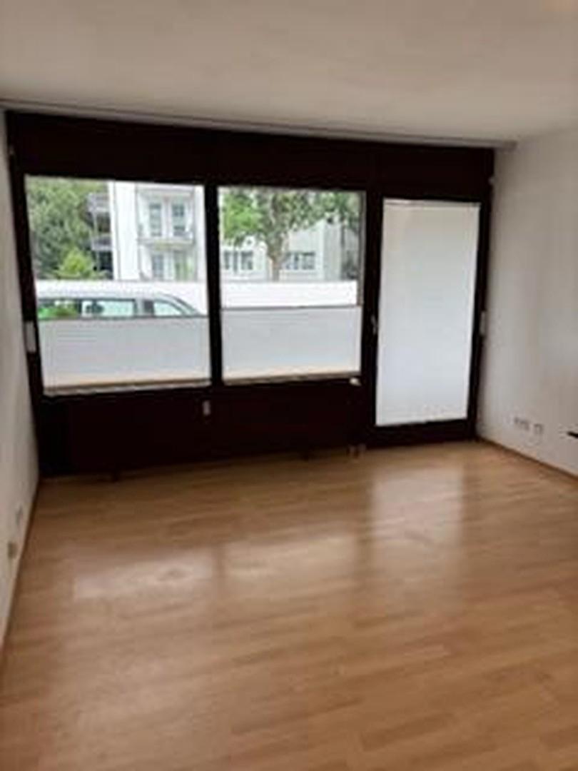 Büroraum Blick zum Balkon