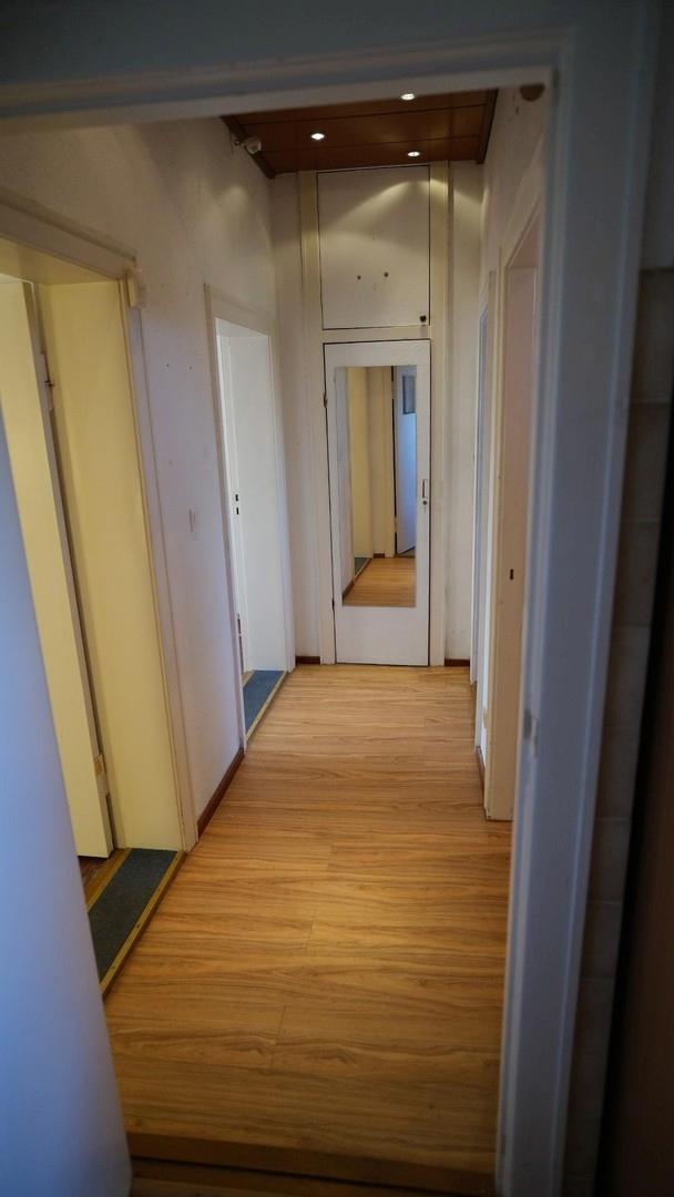 Flur / Blick aus der Küche