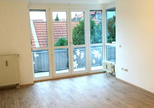 Heller Wohnraum zum Balkon