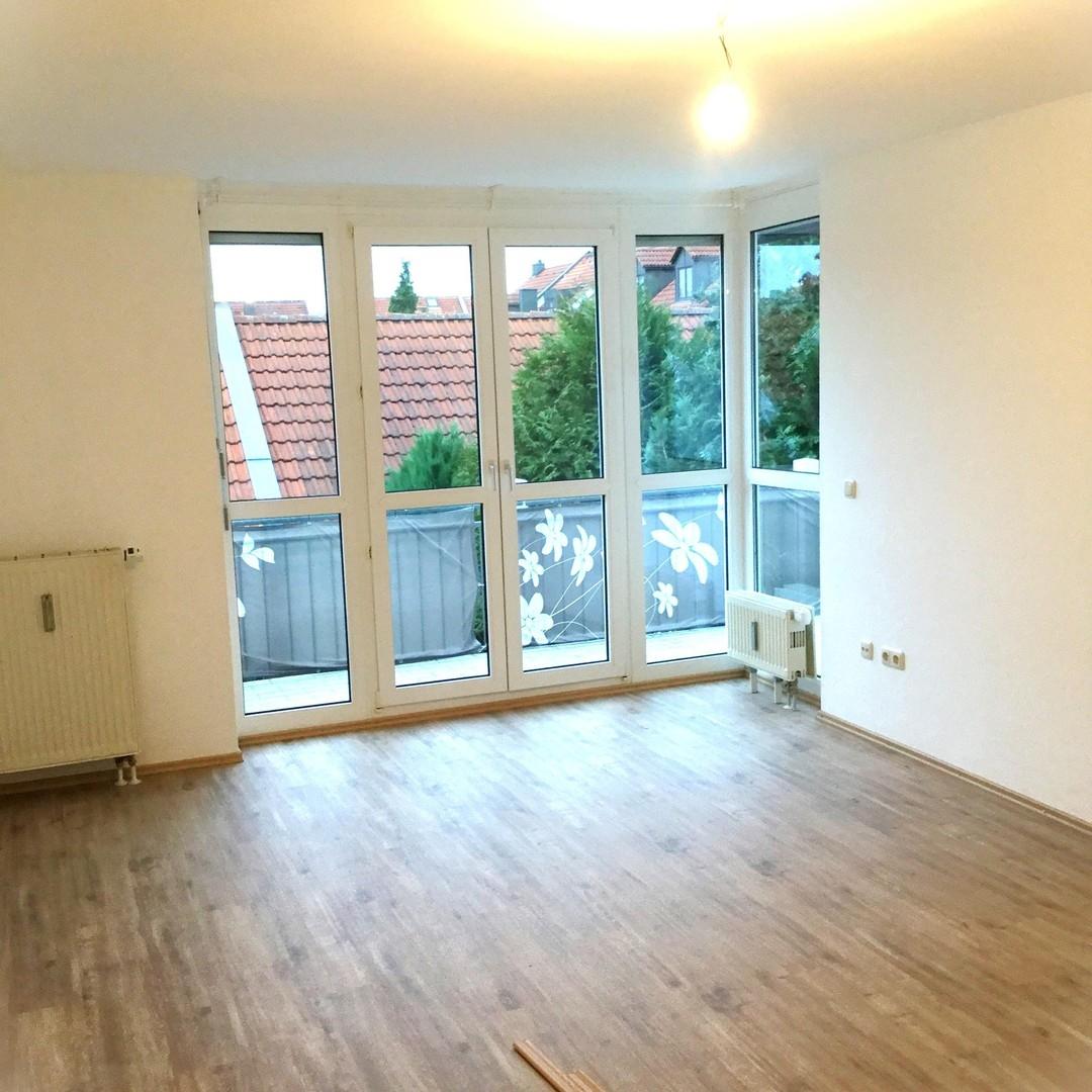 Heller Wohnraum zum Balkon