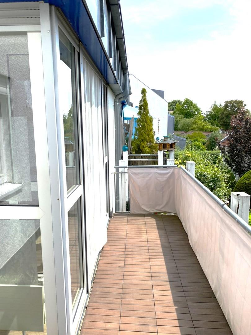 großzügiger Balkon n. links