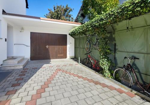 Einfahrt mit Fahrradständern