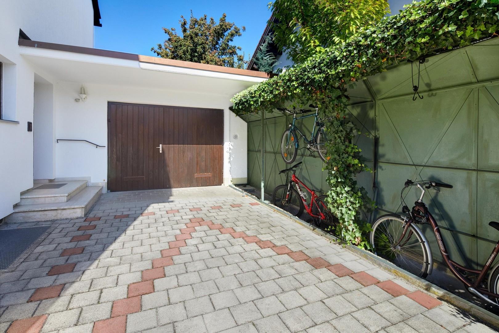 Einfahrt mit Fahrradständern