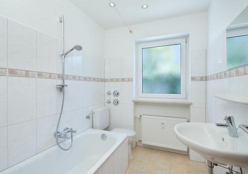 helles Bad mit Einbauspots