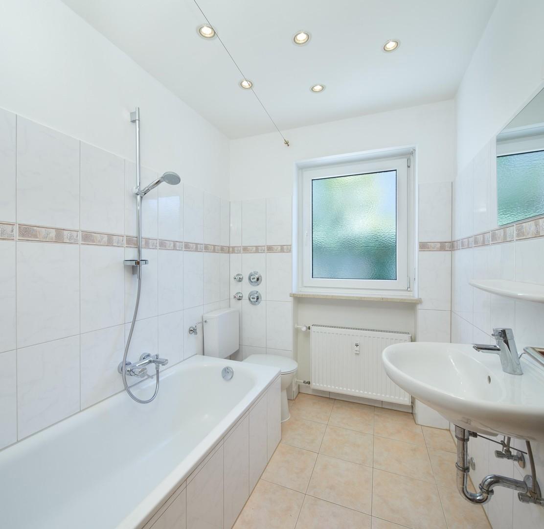 helles Bad mit Einbauspots