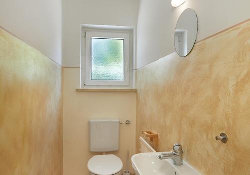 Separates Gäste-WC mit Fenster