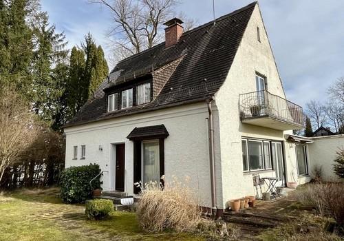 Hausansicht schräg vorne