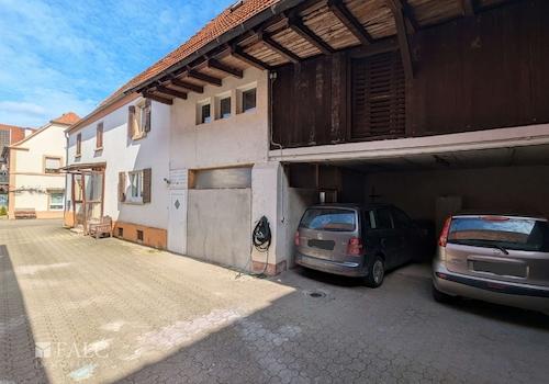 Carport im Hof