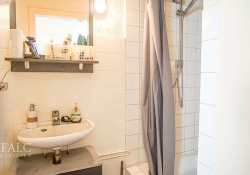 Kleines Bad mit Dusche