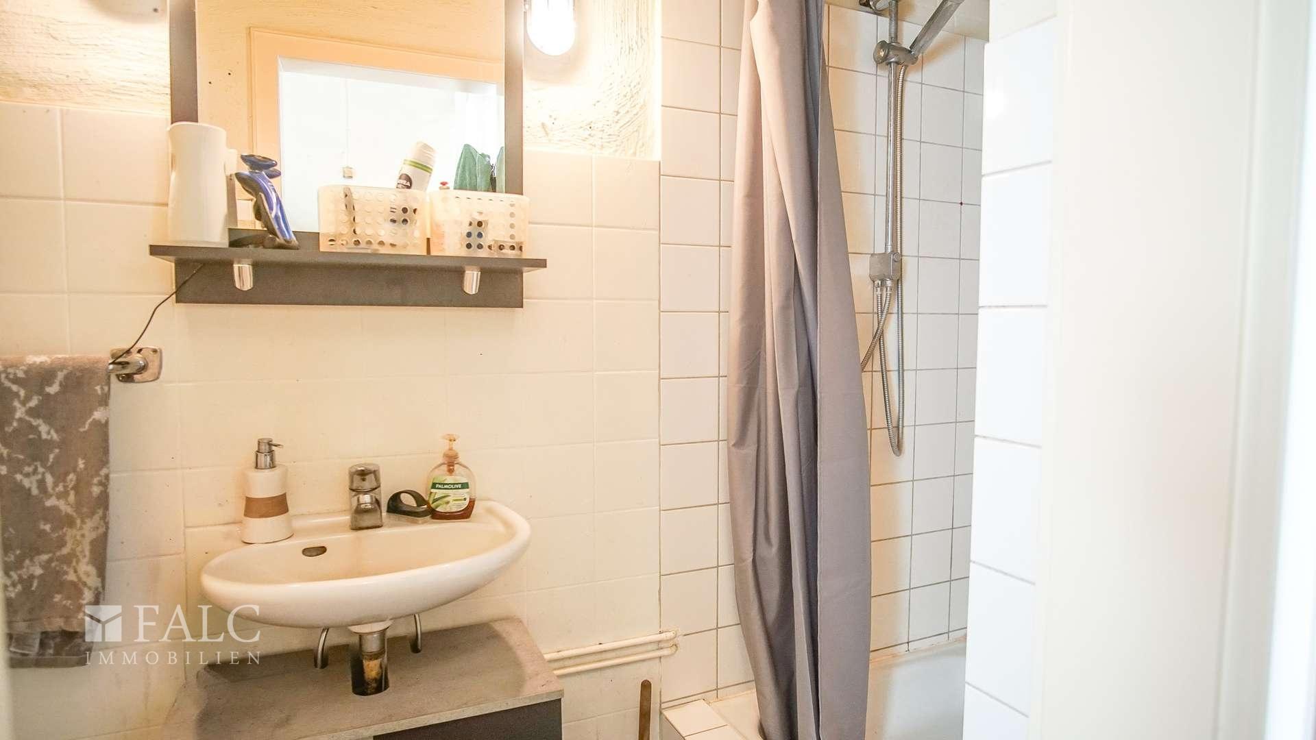 Kleines Bad mit Dusche