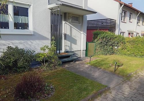 Frontseite mit Vorgarten