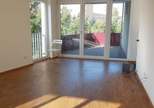 Wohnzimmer mit Balkon