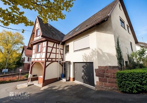 Außenansicht mit Garage (KI)