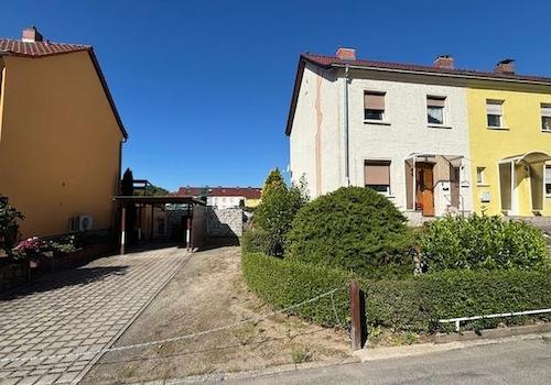 Straßenansicht mit Stellplatz