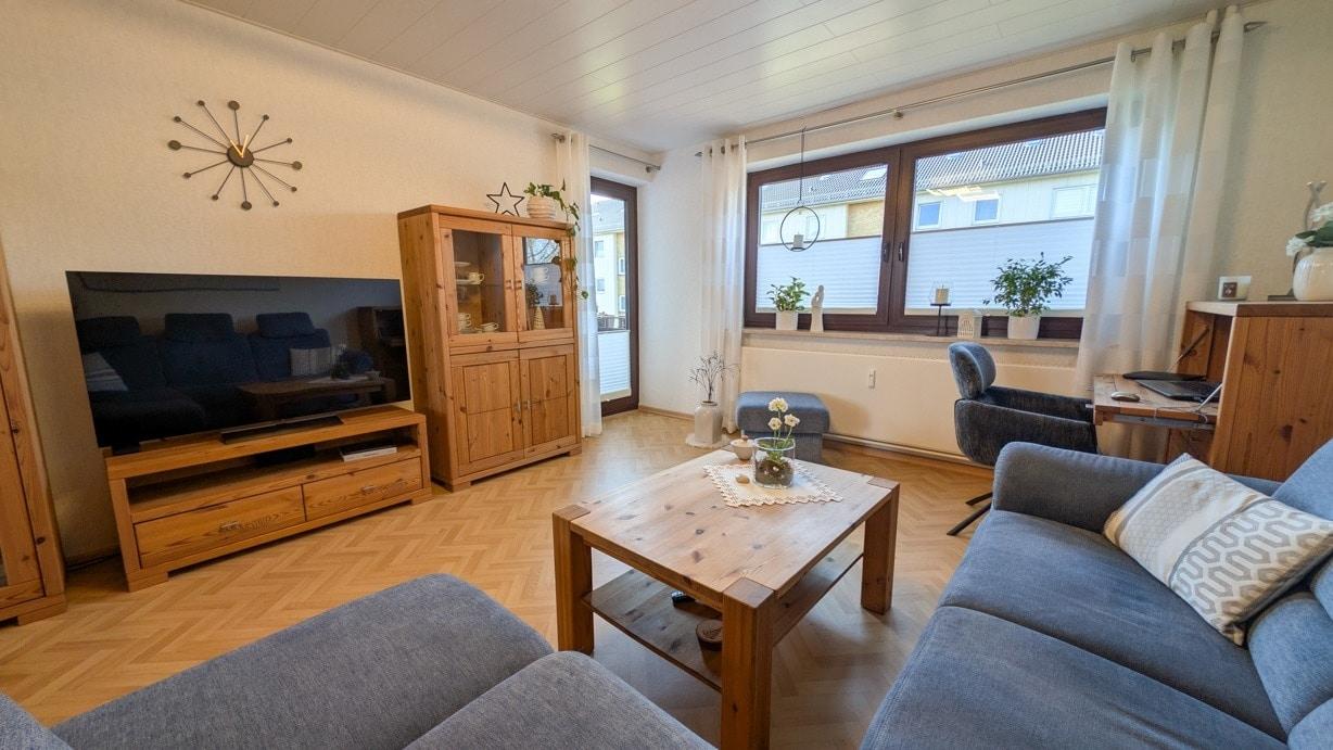 Wohnzimmer mit Balkonzugang