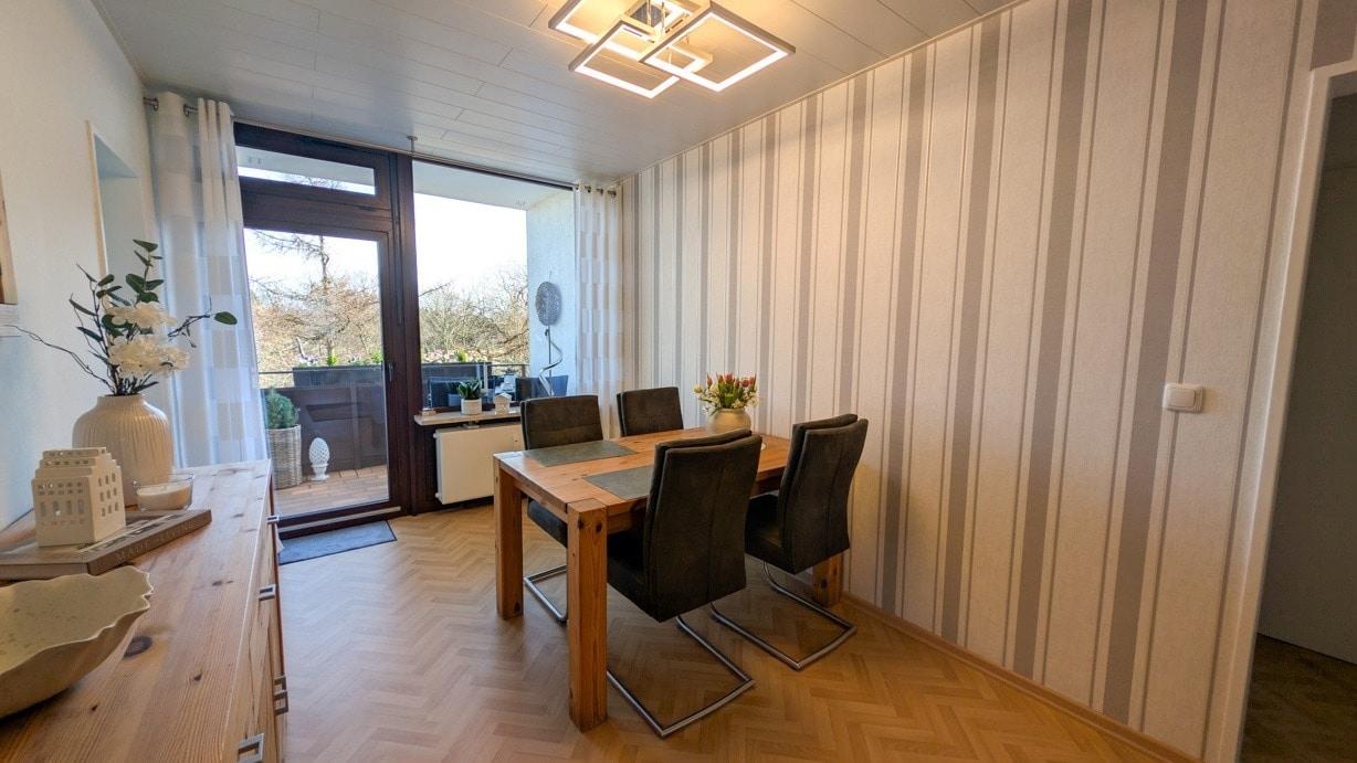 Esszimmer mit Balkonzugang