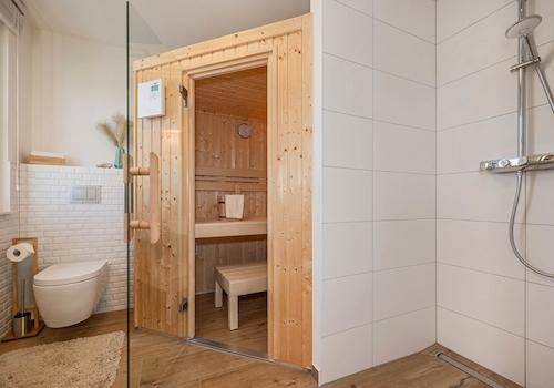 ... mit Sauna und barrierefreier Dusche