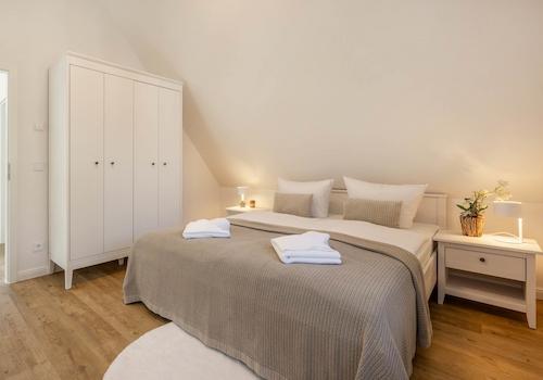 ... mit Doppelbett und großem Kleiderschrank