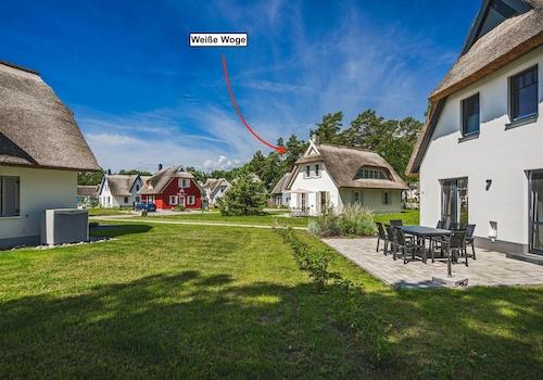 ... mit hübschen Reetdach-Häusern in der Nachbarschaft