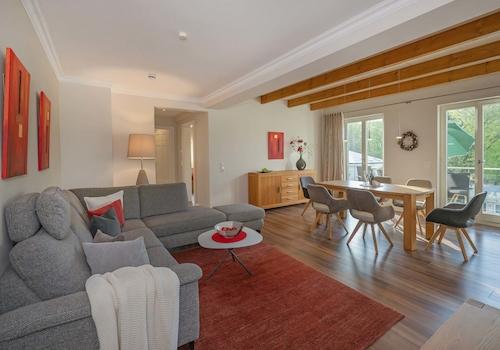 ... und viel Tageslicht durch die bodentiefen Fenster