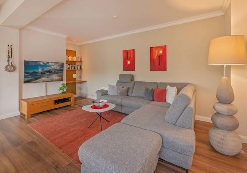 ... mit großem Flatscreen-TV lädt zum Verweilen ein