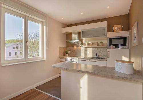 direkt daneben befindet sich die moderne, offene Küche ...