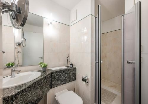 das Badezimmer verfügt über eine geräumige Eckdusche ...