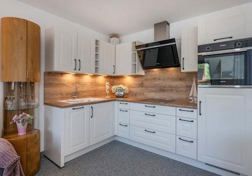 die Einbauküche im modernen Landhaus-Stil ...