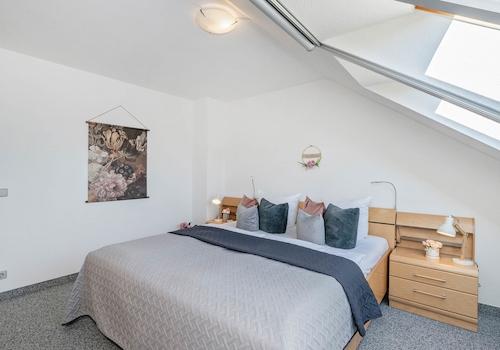 ... sowie ein Doppelbett aus hochwertigem Buchenholz