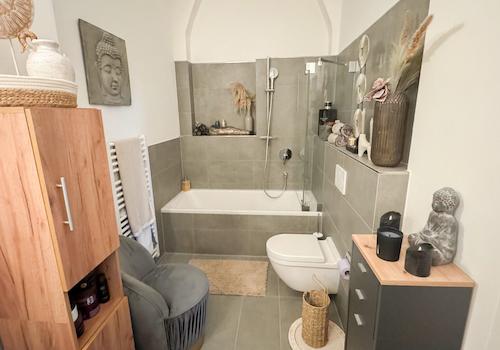 Hochwertiges Duschbad mit historischen Decken