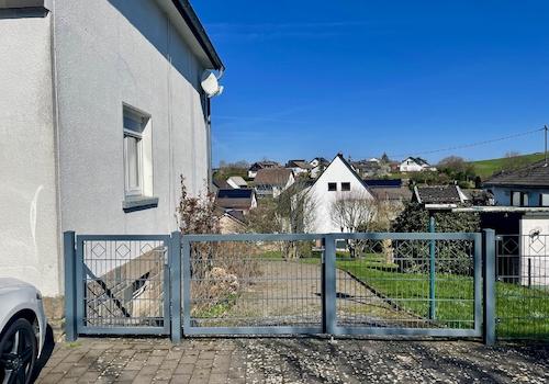 Zufahrt hinter das Haus
