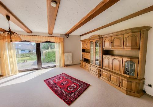 Wohnzimmer mit Zugang zum Garten