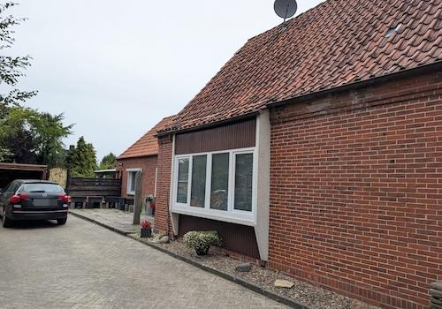 seitl. Frontnsicht mit Garage