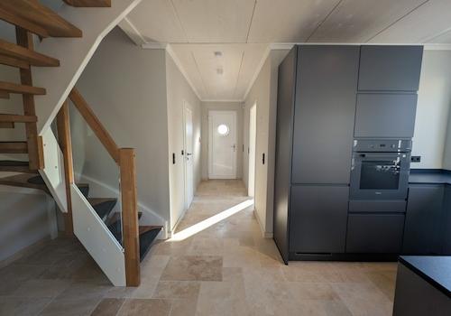 Eingangsflur mit offenem Küchenbereich, Treppe ins Obergeschoss