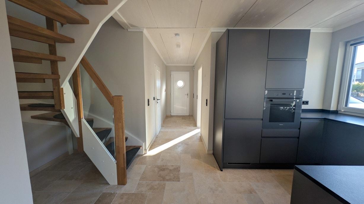 Eingangsflur mit offenem Küchenbereich, Treppe ins Obergeschoss