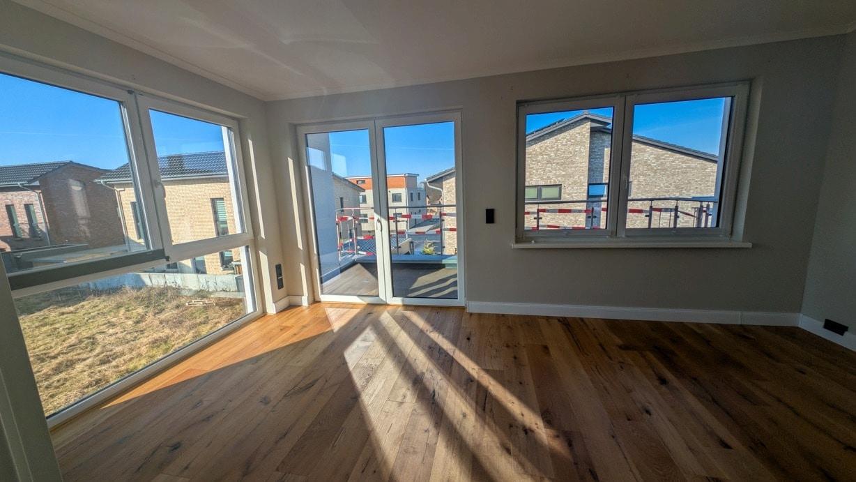 Zimmer im Obergeschoss mit Balkon