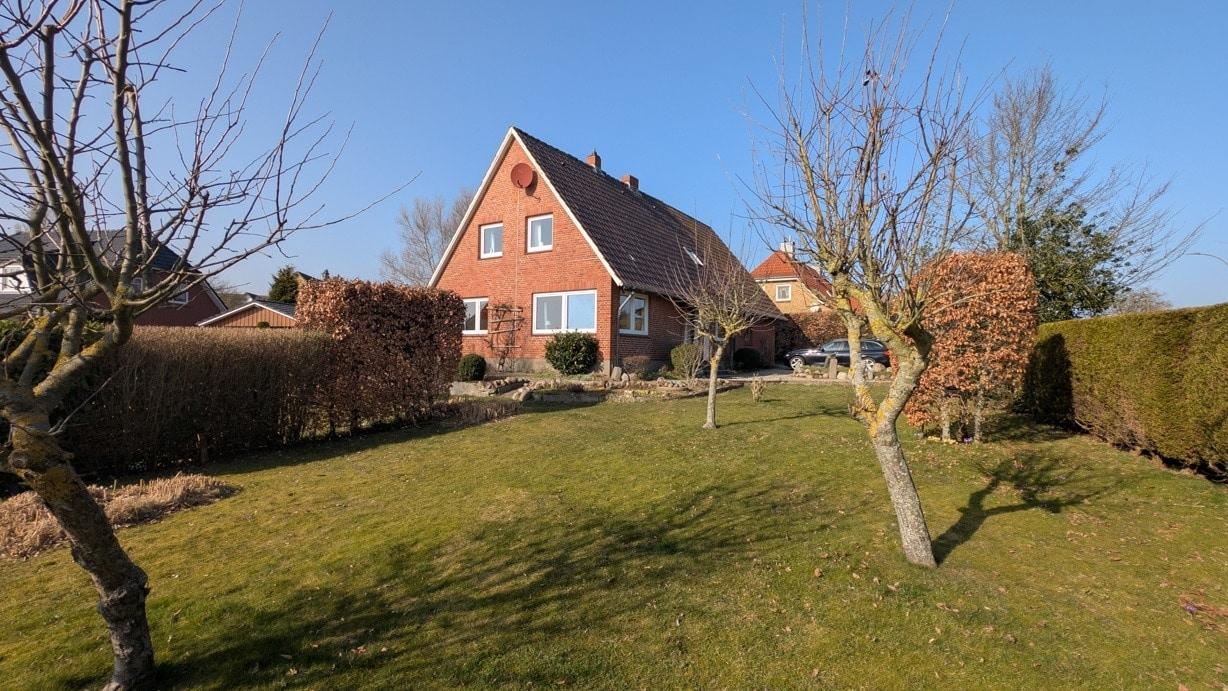 Hausvorderseite vom Garten