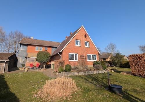 Haus aus Gartensicht