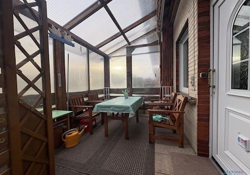 Sitzplatz vor dem Eingang