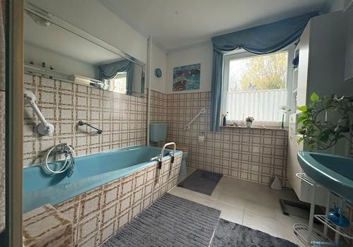 Badezimmer mit Wanne und Dusche