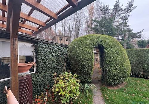 Garten mit Durchgang