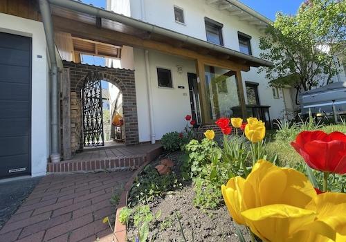 Blick vom Gehweg zum Haus