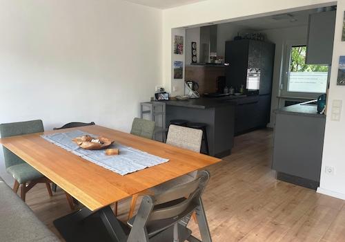 Essbereich mit Blick zur Küche