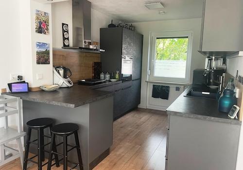 Einbauküche mit Sitztresen