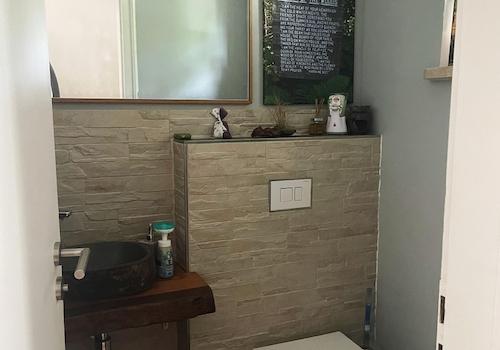 Gäste WC mit Natursteinbecken