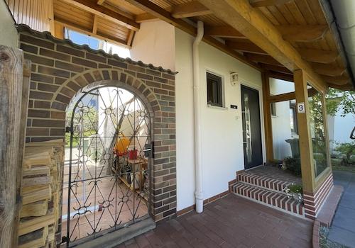 Haus u. Gartenzugang überdacht