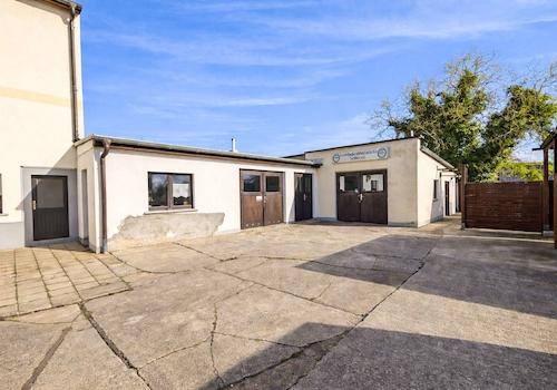 Zahlreiche Nebengelasse