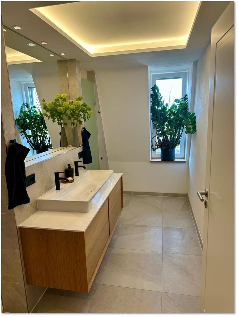 Duschbad mit WC und Waschtisch