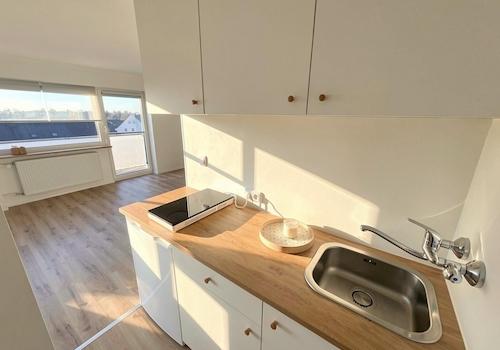 Blick von der Küche ins Studio